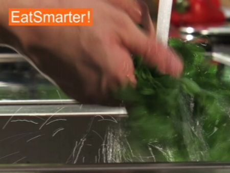 Wie Sie Petersilie am besten waschen und trockenschütteln