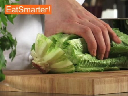Wie Sie Römersalat richtig putzen und waschen