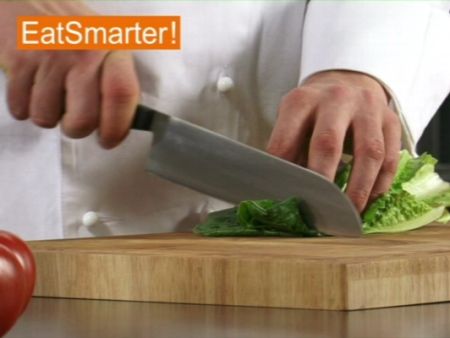 Wie Sie Römersalat in mundgerechte Stücke schneiden