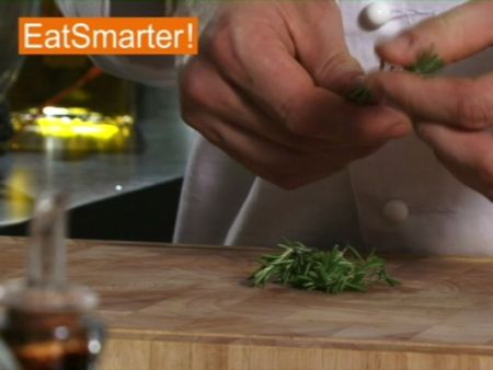 Wie Sie Rosmarinnadeln problemlos fein hacken