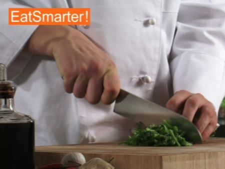 Wie Sie Rucola im Handumdrehen grob schneiden