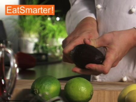 Wie Sie eine Avocado richtig schälen, halbieren und entsteinen