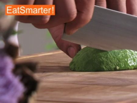 Wie Sie eine halbierte Avocado geschickt würfeln