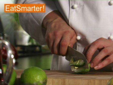 Wie Sie eine halbierte Avocado ganz einfach in Spalten schneiden