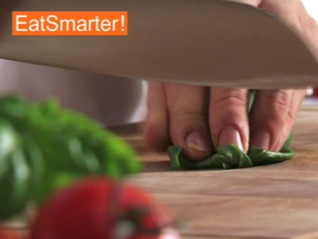 Wie Sie Basilikumblätter gekonnt fein hacken