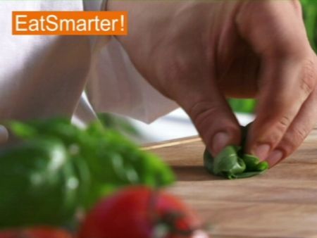 Wie Sie Basilikumblätter am besten grob hacken