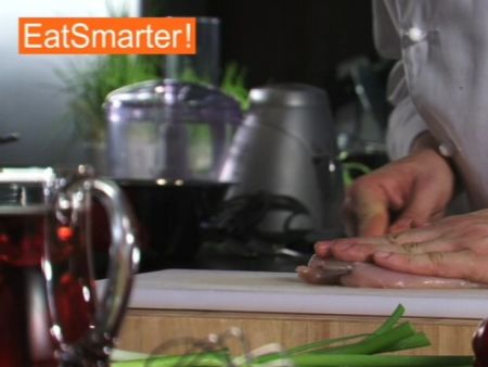 Hähnchenbrustfilet in feine Würfel schneiden
