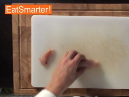 Wie Sie Hähnchenbrustfilet mühelos in große Würfel schneiden