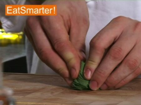 Wie Sie Salbeiblätter am besten hacken