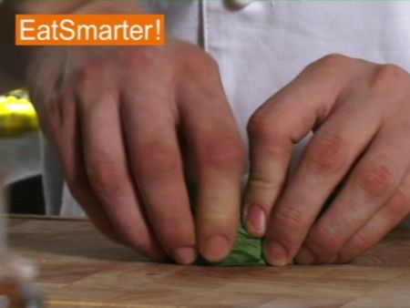 Wie Sie Salbeiblätter blitzschnell in feine Streifen schneiden