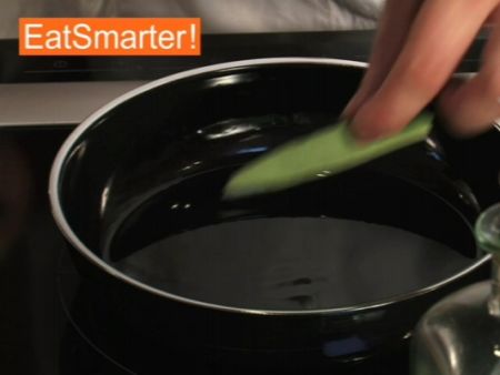 Wie Sie Salbeiblätter problemlos in Öl frittieren