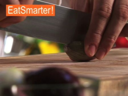 Wie Sie eine kleine Schalotte ganz einfach halbieren