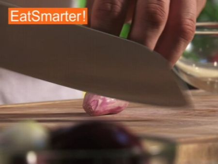 Wie Sie eine Schalotte mühelos in dünne Ringe schneiden