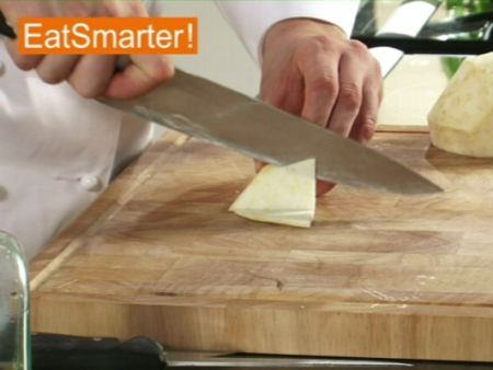 Wie Sie Knollensellerie gekonnt sehr fein würfeln