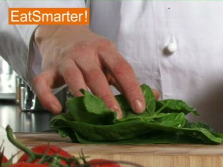 Wie Sie Spinat geschickt in feine Streifen schneiden