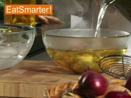 Wie Sie Zwiebeln clever zum leichteren Schälen vorbereiten