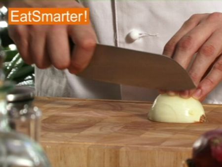 Wie Sie eine Zwiebel ganz einfach in grobe Würfel schneiden