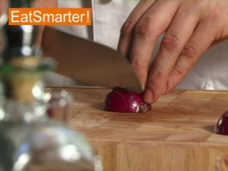 Wie Sie eine rote Zwiebel gekonnt in kleine Würfel schneiden