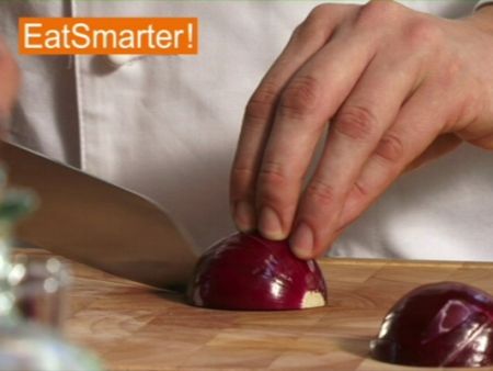 Wie Sie eine rote Zwiebel am besten grob würfeln