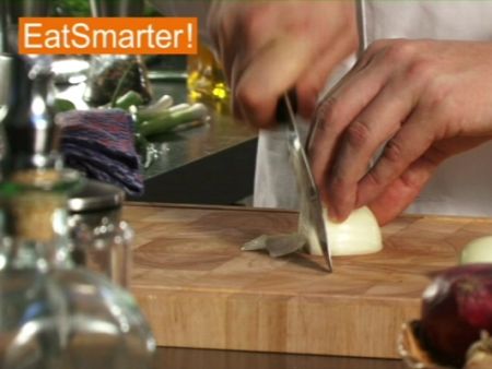 Wie Sie eine ganze Zwiebel am besten in Scheiben schneiden