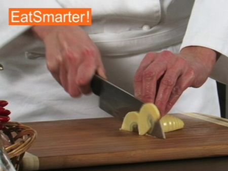 Wie Sie Bambusschößlinge ganz einfach in Streifen schneiden