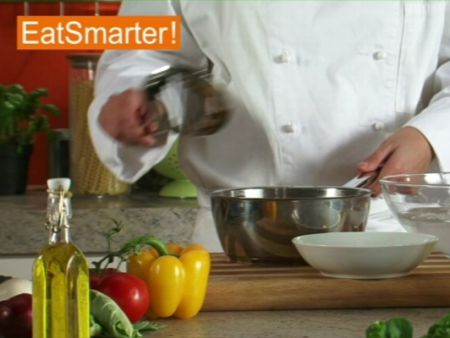 Wie Sie gekochte grüne Bohnen am besten in Eiswasser abschrecken