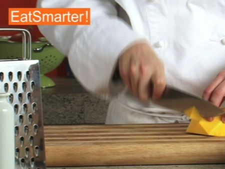 Wie Sie Butternutkürbis gleichmäßig in Würfel schneiden