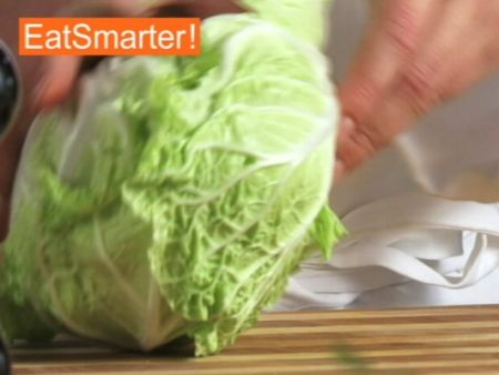 Wie Sie Chinakohl richtig putzen, waschen und in Streifen schneiden