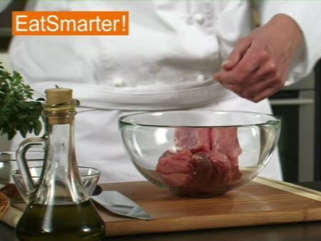 Wie Sie Fleischwürfel ganz einfach mit Öl, Zitrone und Gewürzen marinieren