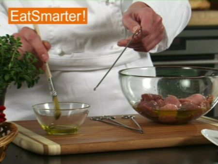 Wie Sie Fleischwürfel am besten mit Gemüse auf einen Spieß stecken