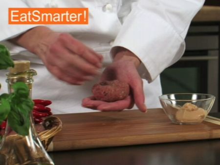 Wie Sie eine Frikadelle raffiniert mit Senf füllen