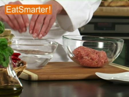 Wie Sie kinderleicht gleichmäßige Hackbällchen formen