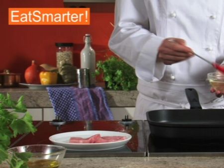 Wie Sie Kalbssteaks schnell und einfach in einer Grillpfanne braten