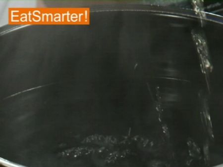 Wie Sie ein Ei richtig in Essigwasser pochieren