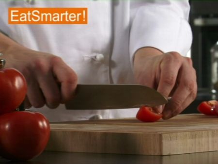 Wie Sie eine Tomate ganz einfach in kleine Würfel schneiden