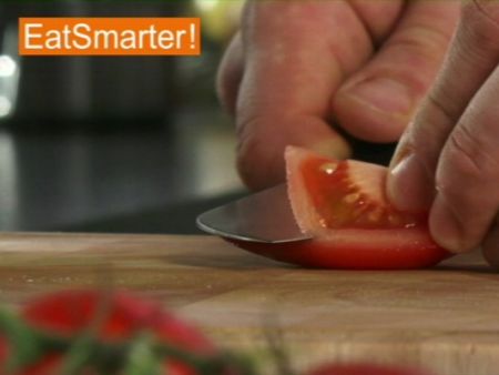 Wie Sie eine Tomate blitzschnell entkernen und hacken oder würfeln