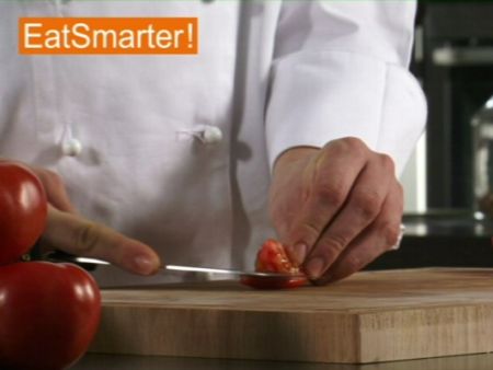 Wie Sie eine Tomate mühelos entkernen und in Streifen schneiden