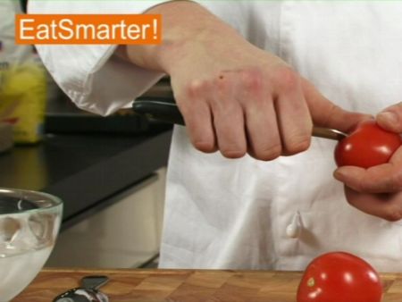 Wie Sie Tomaten richtig überbrühen und häuten