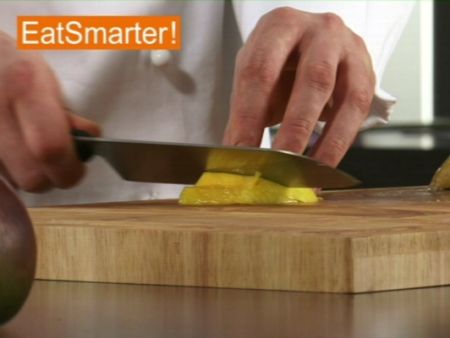 Wie Sie Mangofruchtfleisch ganz einfach in dicke Spalten schneiden