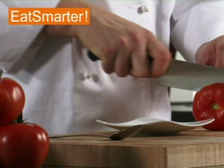 Wie Sie eine Tomate gekonnt aushöhlen