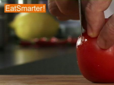 Wie Sie eine Tomate ganz einfach in Scheiben schneiden