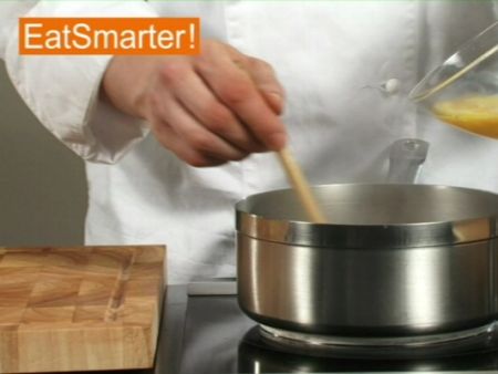 Wie Sie eine Suppe richtig mit verquirltem Ei verfeinern