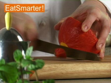 Wie Sie Hokkaido-Kürbis geschickt in Würfel schneiden