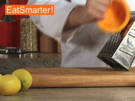 Wie Sie Hokkaido-Kürbis ganz einfach fein raspeln