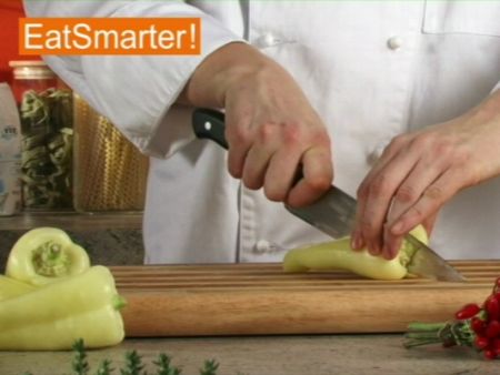 Wie Sie eine Spitzpaprikaschote am besten putzen und waschen