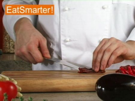 Wie Sie eingelegte Tomaten ganz einfach in feine Streifen schneiden