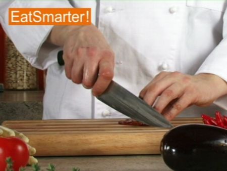 Wie Sie eingelegte Tomaten am besten in Würfel schneiden