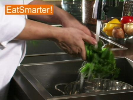Wie Sie Kräuter richtig waschen und Blättchen abzupfen