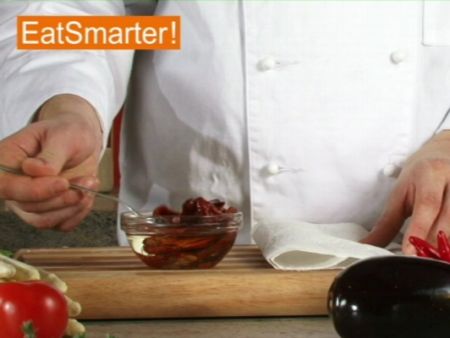 Wie Sie eingelegte Tomaten mühelos abtropfen lassen