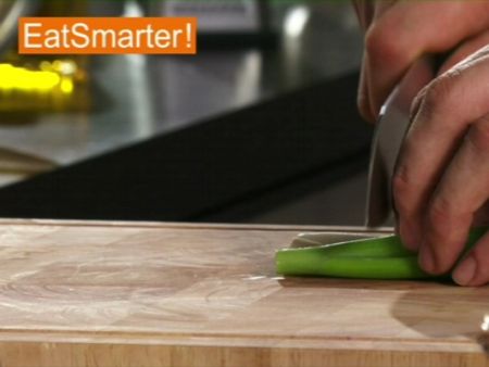 Wie Sie Frühlingszwiebeln effektiv in lange Stücke schneiden